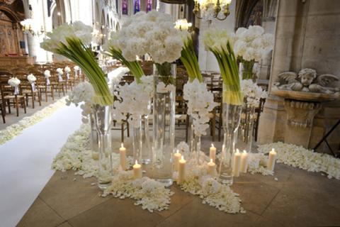 Hoa kết hợp cùng nến sẽ làm đẹp thêm cho không gian làm lễ và đặc biệt phù hợp với lễ đường tại nhà thờ.